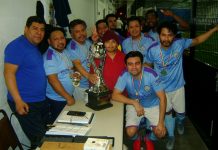 Covid-19 paralizó todo el deporte en Nueva York Integrantes del sexteto San Juan que, con el buen trabajo del coach (DT) Jaime Guzmán, logró derrotar en la final al Jerusalén y conquistó el primer campeonato categoría Veteranos en la Liga Mexicana de Fútbol, Brooklyn, Sunset Park. En la gráfica acompañados por Roberto Sosa, Presidente de la Liga. (Foto Buki Chapin).