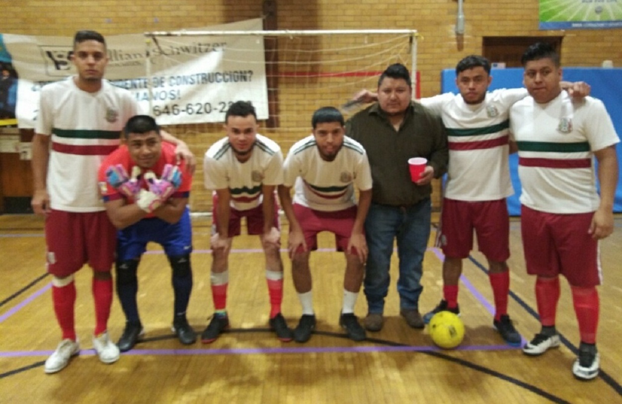 El quinteto del M&eacute;xico-Roque que este s&aacute;bado 14 de Marzo, chocar&aacute; contra el Mets, buscando el 'pasaporte' a la semi-final en la HONDUCOL Liga de Indoor y FutSal en El Bronx. (FotoCortes&iacute;a MeRo).