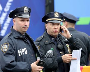 Cerca de 900 agentes del Departamento de Polic&iacute;a de Nueva York han dado positivo por la COVID-19 y casi 5.000 est&aacute;n de baja por enfermedad