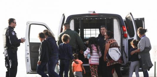 El Gobierno confirmó la norma para recolectar y almacenar muestras de ADN, una polémica medida que ya se aplica en la frontera a través de un programa piloto y que entrará formalmente en vigor en abril.