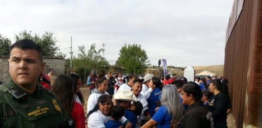 La restricción del tránsito en la frontera de Estados Unidos con México puede ser una "medida sensata", pero el cierre puede afectar también a las personas que buscan asilo