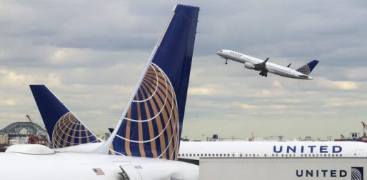 United comunicó que ha obtenido un préstamo de 2.000 millones de dólares para hacer frente a pagos por transacciones y otros costes, mientras sus rivales toman medidas.