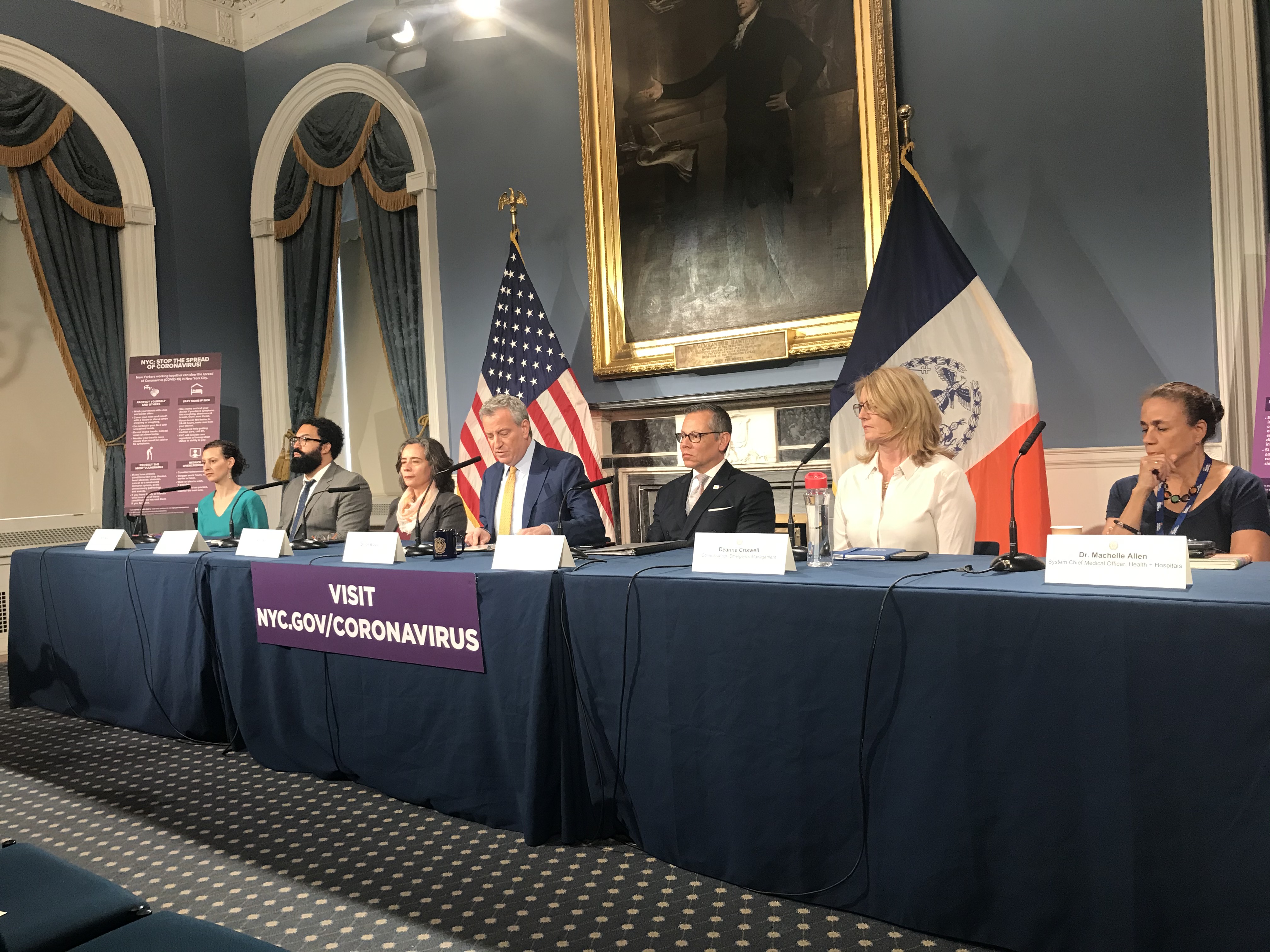 La ciudad de Nueva York ahora tiene 53 casos confirmados, y las tiendas se est&aacute;n quedando sin m&aacute;scaras y desinfectante para manos.