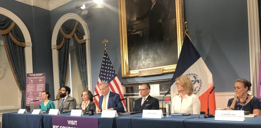 La ciudad de Nueva York ahora tiene 53 casos confirmados, y las tiendas se están quedando sin máscaras y desinfectante para manos.