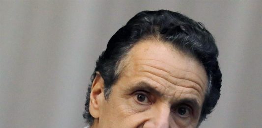 Andrew Cuomo, instó este viernes a la población en el epicentro de la pandemia de COVID-19 en el país a "patear el trasero" del patógeno, "marcar la diferencia y salvar vidas"