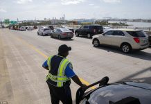 Dos haitianos y un bahameño fueron detenidos este lunes por las autoridades estadounidenses, mientras buscan a otros acompañantes