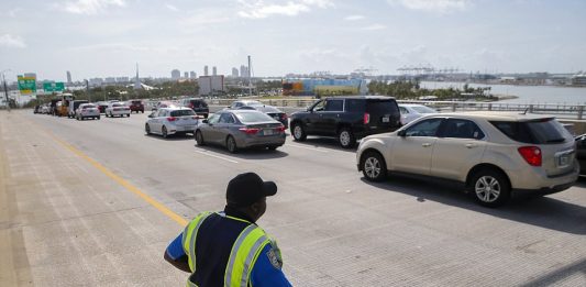 Dos haitianos y un bahameño fueron detenidos este lunes por las autoridades estadounidenses, mientras buscan a otros acompañantes