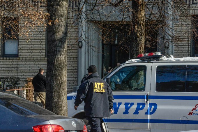 Seg&uacute;n fuentes de la Polic&iacute;a citadas por el diario Daily News, los j&oacute;venes tambi&eacute;n le robaron a la menor su tarjeta de cr&eacute;dito y su tel&eacute;fono m&oacute;vil.