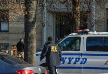 Según fuentes de la Policía citadas por el diario Daily News, los jóvenes también le robaron a la menor su tarjeta de crédito y su teléfono móvil.