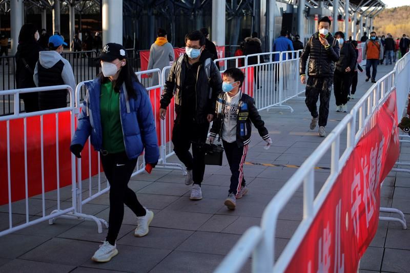 Bajan los casos de COVID-19 en China El número de infectados por coronavirus que continúan contagiados en China se redujo por debajo de la barrera de los 10.000 en las últimas 24 horas