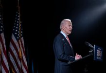 Biden lanza un podcast para impulsar su campaña electoral El nombre del podcast, "Here's the deal", hace referencia a una de las frases favoritas de Biden para introducir sus explicaciones sobre cualquier asunto.