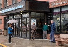 Nueva York recorta gastos a departamentos no vinculados al combate a COVID-19 Bill de Blasio (d), hablando con los encargados de un Centro de rehabilitación y cuidados de enfermería