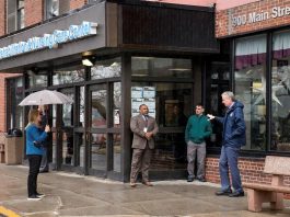 Nueva York recorta gastos a departamentos no vinculados al combate a COVID-19 Bill de Blasio (d), hablando con los encargados de un Centro de rehabilitación y cuidados de enfermería