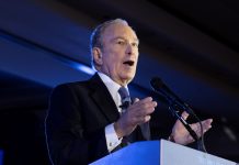 Bloomberg compra un anuncio de TV de 3 minutos para hablar del coronavirus Michael Bloomberg compró un anuncio de tres minutos en la franja de mayor audiencia en las emisoras nacionales del país CBS y NBC