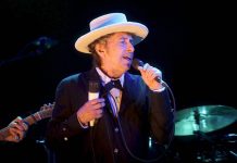 El veterano cantautor y premio Nobel de Literatura Bob Dylan aprovechará este verano para irse de gira en una serie de teatros, anfiteatros y locales nocturnos pequeños de Estados Unidos