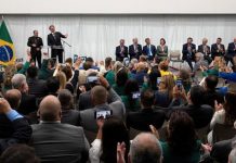 El presidente de Brasil, Jair Bolsonaro, visitó este lunes la escuela de medicina de la universidad Miami Dade College