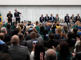 El presidente de Brasil, Jair Bolsonaro, visitó este lunes la escuela de medicina de la universidad Miami Dade College