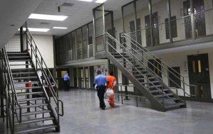 Un reo de la prisi&oacute;n estatal en Lancaster, a 70 millas de Los &Aacute;ngeles, y cinco empleados de otras instalaciones correccionales han dado positivo por el nuevo coronavirus.