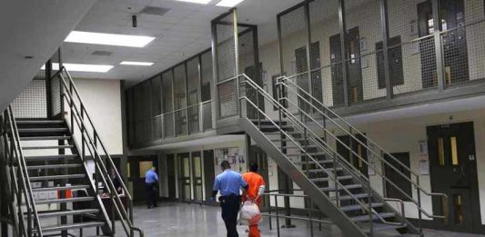 Un reo de la prisión estatal en Lancaster, a 70 millas de Los Ángeles, y cinco empleados de otras instalaciones correccionales han dado positivo por el nuevo coronavirus.