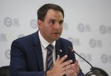Trump nombra a un hijo de inmigrantes cubanos como encargado de Latinoamérica Trujillo, tiene experiencia parlamentaria, ya que desde 2010 hasta 2018 trabajó en la Cámara de Representantes del estado de Florida.