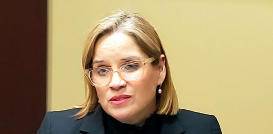 La alcaldesa de San Juan, Carmen Yulín Cruz, firmó este martes una orden por la que declara el municipio en estado de emergencia y destina 150.000 dólares para afrontar el COVID-19.