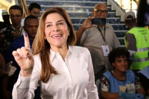 La economista Carolina Mejía, del Partido Revolucionario Moderno, el principal de la oposición de la República Dominicana, hizo historia este domingo al convertirse virtualmente en la primera mujer que gana la alcaldía de la capital del país