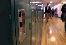 La mujer, que tiene unos 50 años, trabajó hasta el lunes pasado en la Escuela Secundaria Ocupacional Vaughn, especializada en estudiantes con discapacidades,