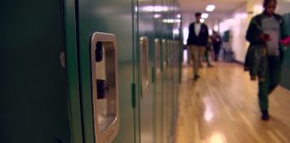 La mujer, que tiene unos 50 años, trabajó hasta el lunes pasado en la Escuela Secundaria Ocupacional Vaughn, especializada en estudiantes con discapacidades,