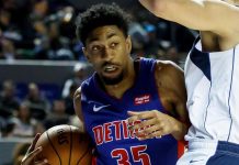 El positivo de Wood hace aun más transcendental la suspensión de la NBA La confirmación de un tercer jugador de la NBA que ha dado positivo al coronavirus, el joven ala-pívot de 24 años, Christian Wood, de los Pistons de Detroit, convirtió la decisión del comisionado de la NBA, Adam Silver, de suspender la competición de liga, en algo cada vez más transcendental.