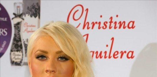 Christina Aguilera dio el salto a la fama con "Mulan" (1998) al interpretar su tema principal, "Reflection".