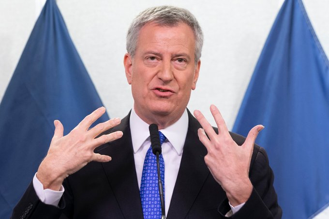 "Estamos cerrando dos escuelas que comparten el edificio debido al caso positivo confirmado de un estudiante con COVID-19", informó De Blasio.