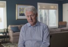 Clinton dice que su relación con Lewinsky fue para "gestionar su ansiedad" Clinton admite en el documental haber mentido a su mujer en un principio tras negarlo en varias ocasiones hasta que finalmente "tuvo que sentarla" y confesar "lo que era demasiado obvio".
