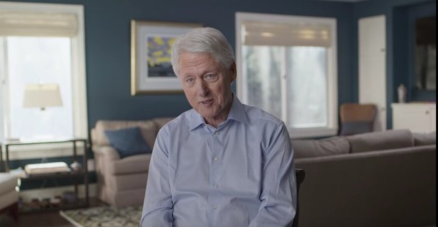 Clinton admite en el documental haber mentido a su mujer en un principio tras negarlo en varias ocasiones hasta que finalmente "tuvo que sentarla" y confesar "lo que era demasiado obvio".