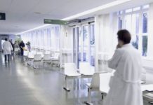 Con médicos y enfermeras en cuarentena, ¿quién atiende a los pacientes? Con los casos confirmados de COVID-19 multiplicándose cada día, estas cuarentenas masivas rápidamente dejarían al sistema de salud con poco personal y abrumado.