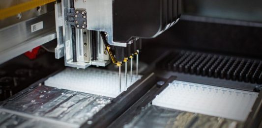 La FDA ha dicho que no impedirá que ciertos laboratorios desarrollen sus propios kits, como algunos privados o aquellos que ya están certificados para realizar pruebas complejas.