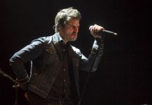 Dani Martín anticipó este martes el próximo lanzamiento el 9 de abril del tema "Los huesos", que es fruto de una colaboración inédita con el astro musical colombiano Juanes
