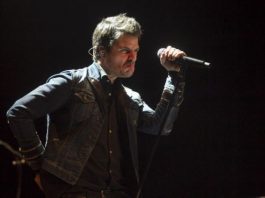 Dani Martín anuncia una colaboración con Juanes, "Los huesos" Dani Martín anticipó este martes el próximo lanzamiento el 9 de abril del tema "Los huesos", que es fruto de una colaboración inédita con el astro musical colombiano Juanes