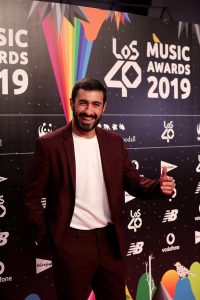 Diecis&eacute;is artistas, entre los que se encuentran Rayden, David Otero, &Aacute;lvaro Soler, Andr&eacute;s Ceballos o Dani Fern&aacute;ndez, colaboraron en la grabaci&oacute;n de la canci&oacute;n "Qu&eacute;date en tu casa"