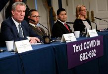 El alcalde Bill de Blasio mantiene reuniones permanentes y casi diarias, liderando la respuesta de la Ciudad de Nueva York ante el ataque del COVID-19 e instó a los neoyorquinos a enviar un mensaje de texto o llamar al 311.