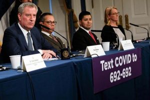 El alcalde Bill de Blasio mantiene reuniones permanentes y casi diarias, liderando la respuesta de la Ciudad de Nueva York ante el ataque del COVID-19 e instó a los neoyorquinos a enviar un mensaje de texto o llamar al 311.