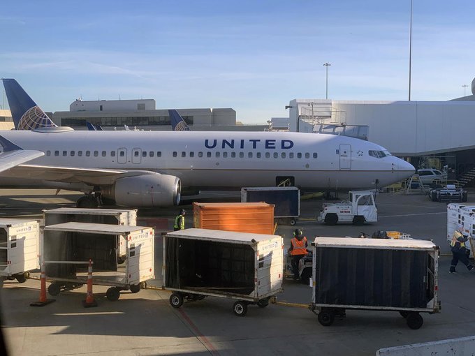 El piloto tomó la decisión durante el vuelo de desviarse a Denver porque un "pequeño grupo" se negaba a seguir las instrucciones de la tripulación de cabina.