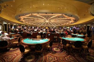 El anuncio del cierre temporal de hoteles y casinos en Las Vegas, el principal soporte econ&oacute;mico de la ciudad, representa un duro golpe para los trabajadores de la industria