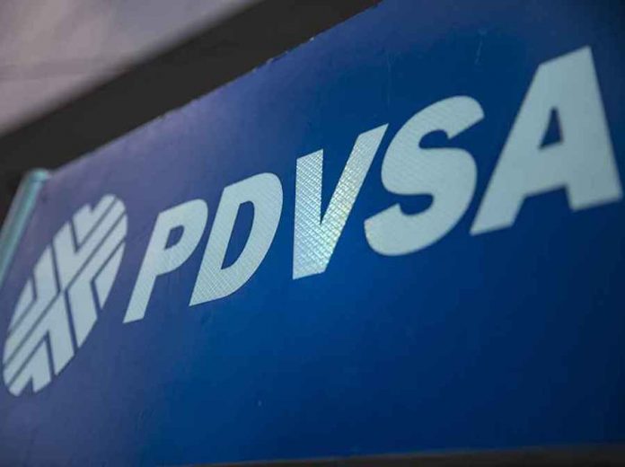El Gobierno venezolano anunció este lunes la detención de dos altos cargos de la estatal Petróleos de Venezuela, a los que acusó de espiar para Estados Unidos