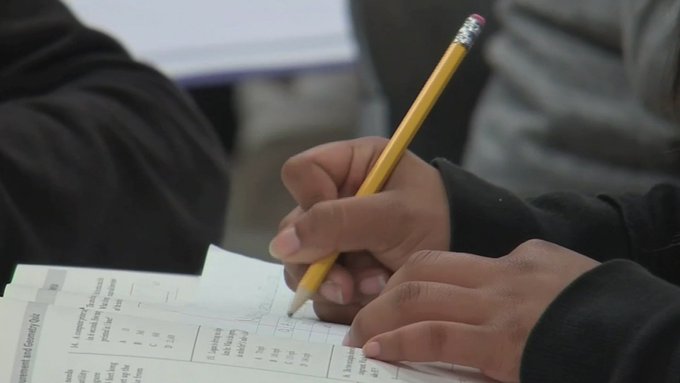 El estudio, que incluye 56 distritos escolares en los condados, encontr&oacute; que los fondos destinados a ayudar a estudiantes de minor&iacute;as y bajos recursos fue desviado a programas de seguridad y polic&iacute;a escolares.