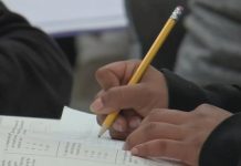 El estudio, que incluye 56 distritos escolares en los condados, encontró que los fondos destinados a ayudar a estudiantes de minorías y bajos recursos fue desviado a programas de seguridad y policía escolares.