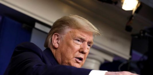 El presidente Donald Trump aseguró este viernes que "China ha desarrollado una sólida comprensión del virus", tras hablar por teléfono con su homólogo chino, Xi Jinping