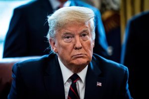 El presidente Donald Trump lanzó este viernes un furibundo ataque contra General Motors y su presidenta, Mary Barra