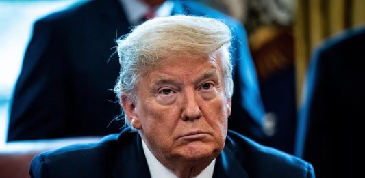 El presidente Donald Trump lanzó este viernes un furibundo ataque contra General Motors y su presidenta, Mary Barra