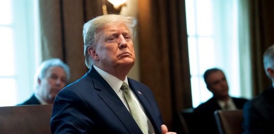 El Gobierno del presidente Donald Trump presentó este martes un enorme paquete de estímulo fiscal de cerca de un billón de dólares