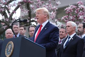El presidente Donald Trump declar&oacute; este viernes una emergencia nacional debido al coronavirus; pero, al contrario que el estado de alarma anunciado en Espa&ntilde;a, la medida de EE.UU. no abre la puerta a limitar el movimiento de personas ni a intervenir hospitales privados.